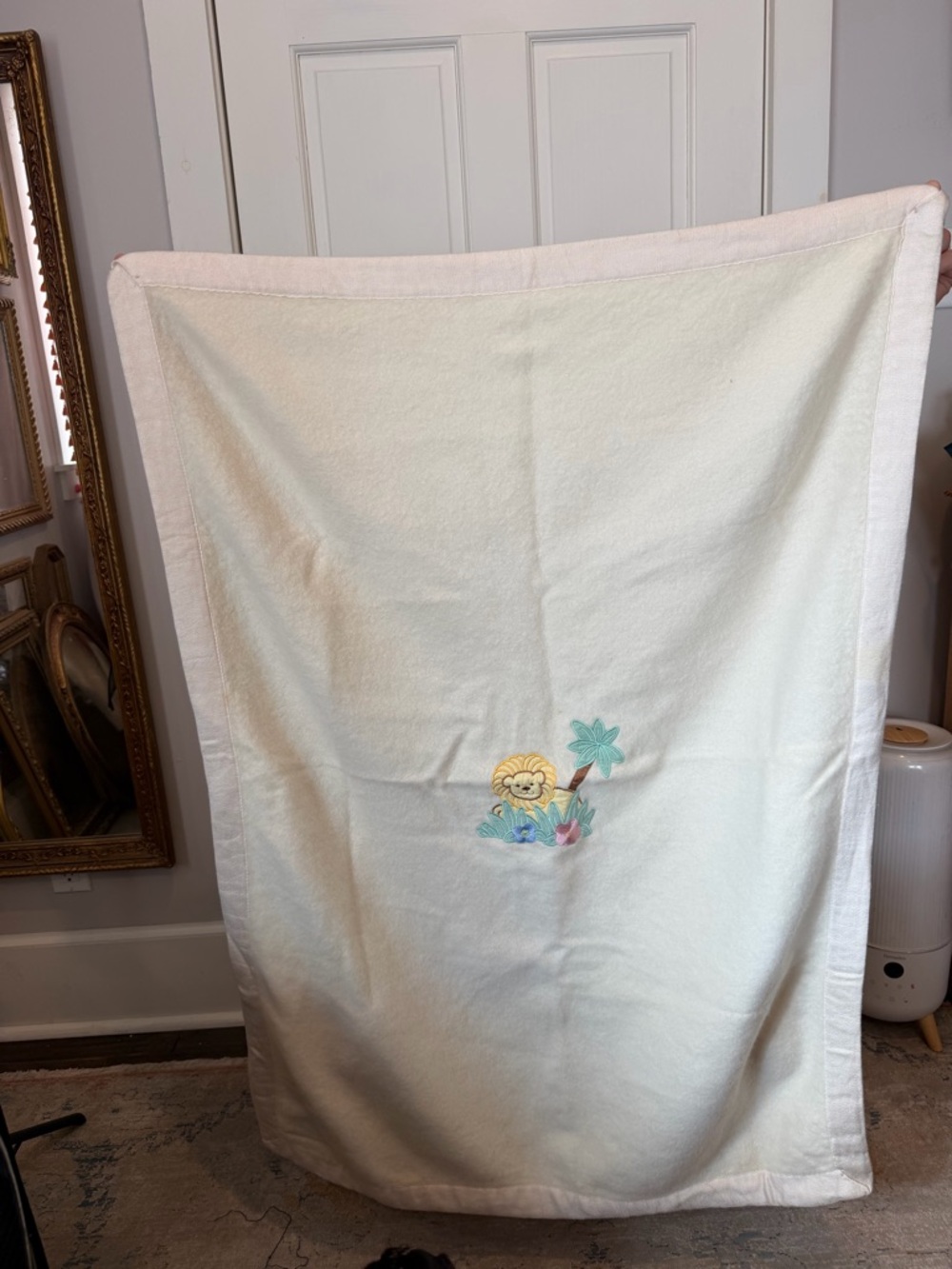 Compagnia Lane 100% Mongolian Cashmere Cream Blanket with Lion Embroidery - Picture 1 of 7